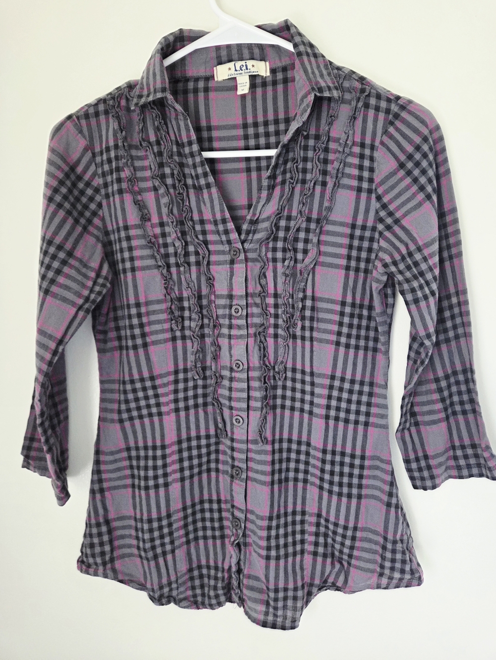 L.E.I. Plaid Ruffle Button‑Up – Size Medium – Excellent Condition (Y2K)